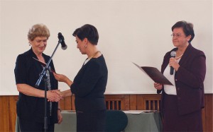 Wręczanie nagrody dyrektora pani Gertrudzie Chludzińskiej 